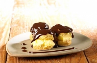 Profiteroles rellenos de helado